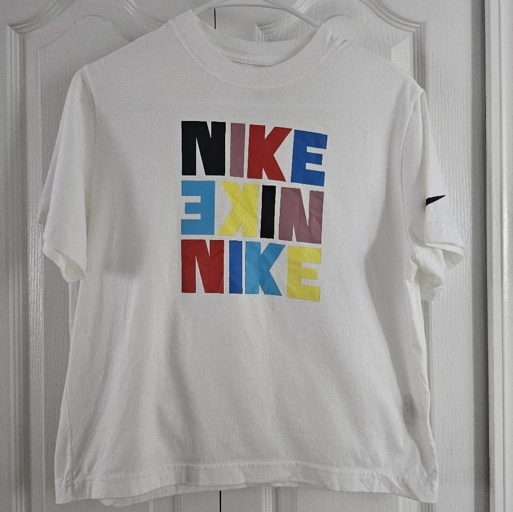 Nike White Graphic Junior T-Shirt Loose Fit Size Large.